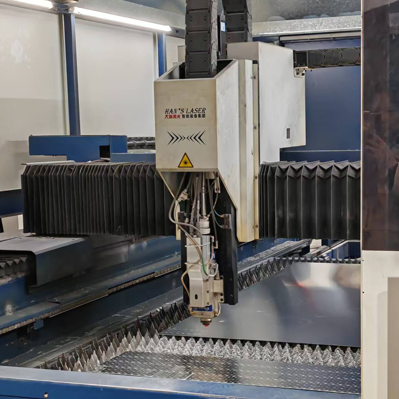 How do wet etching and dry etching differ in precision, chemistry, and applications10